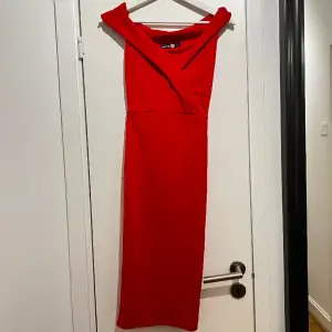 Superfin cocktailklänning i röd färg. Storlek 36. Köpt på Boohoo. Endast använd en gång, är i nyskick. Köparen står gör frakt alt. möts jag i centrala Göteborg 🫶