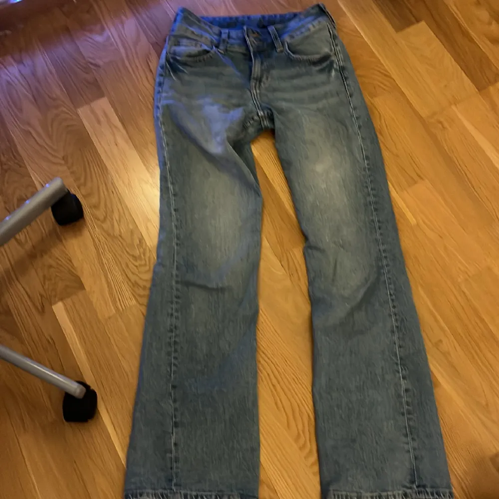 Hej! Säljer mina skit snygga low waist jeans från H&M då dom blivit för små❤️ finns en liten fläck på ena benet som man kan se på bild 3 men annars är dom i bra skick. Storlek 32 och boot💋 skriv om du har frågor svarar snabbt!💓. Jeans & Byxor.