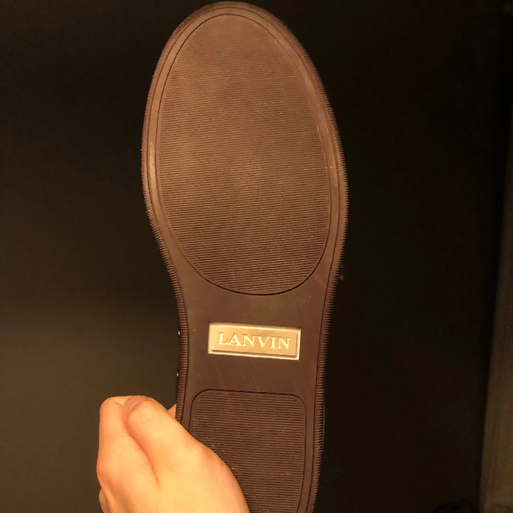 Säljer dessa feta Lanvins i princip nyskick💫 Ett par fräscha unika skor med en modell som är svår att få tag på✨ Storlek 42/43 (nypris runt 4000)✅ Vid en snabb affär kan priset  diskuteras. Skor.