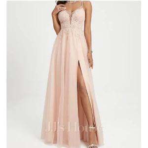 Balklänning - Säljer denna extremt fina balklänning från jj’s house då den inte passade! Nypris cirka 2500kr. (Andra bilden är lånad från en annan tjej) 💓