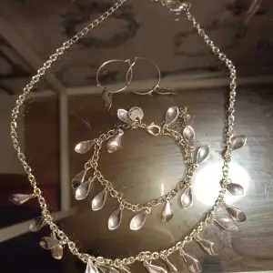 Ett fint sätt med ett halsband, armband och örhängen med små löv i pyttebläck med silver glasering. Jättefina att använda tillsammans eller var för sig. Pris går att diskutera 🥰