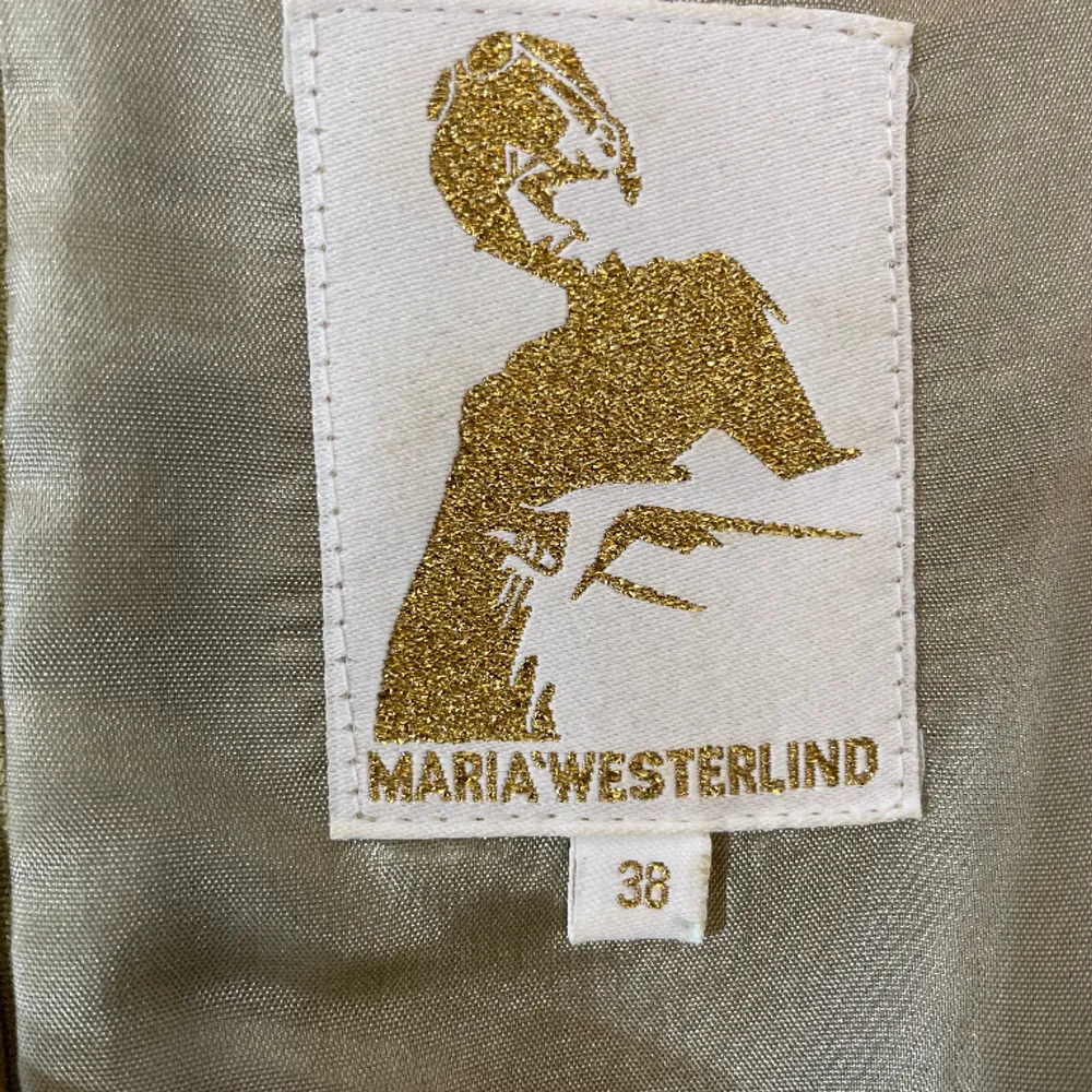 Klänning från Maria Westerlind.  Storlek: 38 Material: Siden Använd, men utan anmärkning.. Klänningar.