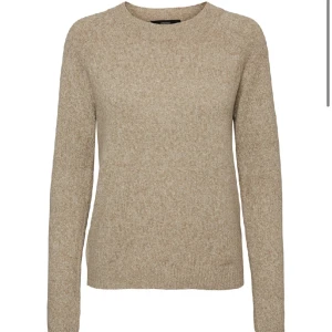 stickade tröjor  - Säljer min beige  stickade tröja pågrund av att den inte längre andvänds, jag köpte den för 245 men säljer för 80kr, den är fortfarande i fint skick