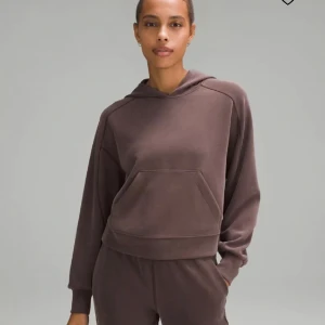 Lululemon hoodie - Säljer denna fina lululemon hoddie. Helt oanvänd med prislappen kvar på. Köpt för 1480💗. Storlek 6 vilket motsvarar en S-M. Färgen upplevs lite mörkare i verkligheten💗