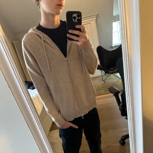 Rovoir Kashmir zip hoodie  - Riktigt snygg Kashmir hoodie från Rovoir som säljs pga att jag har två. Använd väldigt fåtal gånger. 100% Kashmir