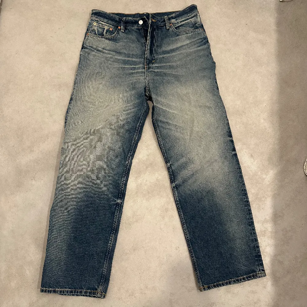 Säljer dessa weekday jeans då dem en används, nästan helt nya och inga defekter . Jeans & Byxor.