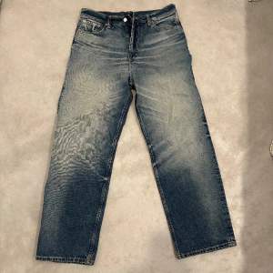 Säljer dessa weekday jeans då dem en används, nästan helt nya och inga defekter 
