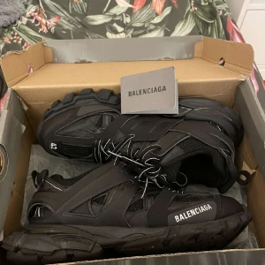 Balenciaga tracks - väldigt bekväma, kommer med snören, lådan och en väska