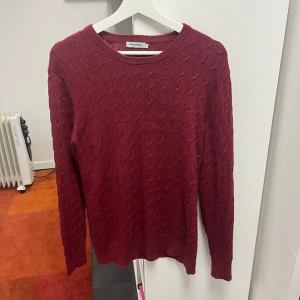 Vinröd Sweatshirt från J.Lindeberg😍 - Säljer denna snygga sweatshirt från J.Lindeberg / Skick är extremt bra / Storlek S / skriv om ni har funderingar🙌😁