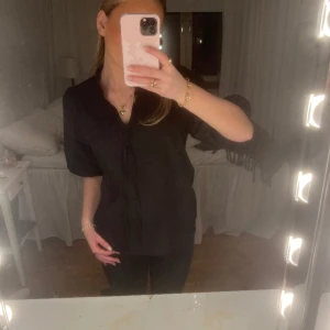 Söt svart blus - Så fin svart blua i storlek S💕