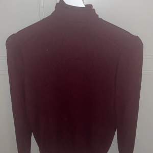 Jättefin vinröd tröja med krage från zara💕använd max tre ggr och inga defekter pris kan såklart diskuteras💕