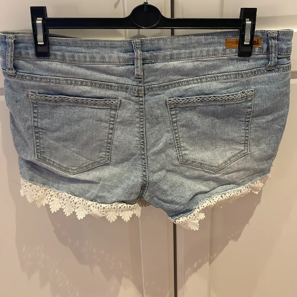 Tar endast Swish!❣️❣️ jätte fina Stockholms stil shorts till sommaren men vit fin detalj❣️❣️ köpta secondhand i Stockholm❣️. Jeans & Byxor.