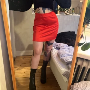 Röd satinkjol - Minikjol i satin från monki strl 36 använd 1 gång 