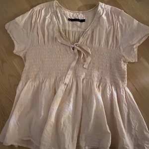 Rosa blus - Jättesöt rosa blus som tyvärr inte passar mig, därav har jag inga bilder med den på😊