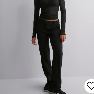 Nelly kostymbyxor  - Jätte fina kostymbyxor från Nelly helt nya med pris lappen på jätte fint skick❤️