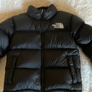 The North Face jacka - Säljer min jacka som inte kommer till användning längre. Jackan köptes förra vintern men har inte använts så mycket då jag köpte en annan jacka. Jackan har ett litet skrapmärken på baksidan av högerarmen, men syns knappt. Den är annars i bra skick!💓