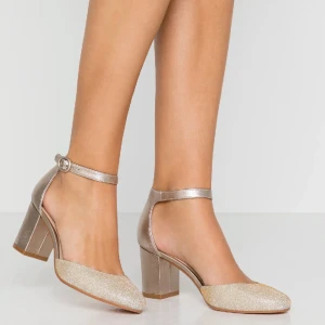 Guld skimrande klackskor - Aldrig använda skor från Anna Field. Säljer då jag inte får användning av det. Original pris 799 kr.