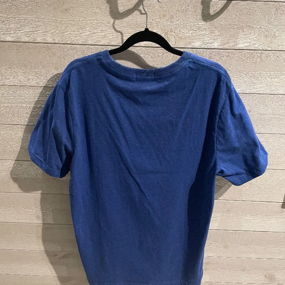 Tjena, säljer denna blå Ralph lauren t shirten i storlek XL, men sitter mer som en L. Knappt använd och i väldigt fint skick. Har likadana tröjor i andra färgen i min profil så vid köp av flera går det att lösa paketpris!!. T-shirts.