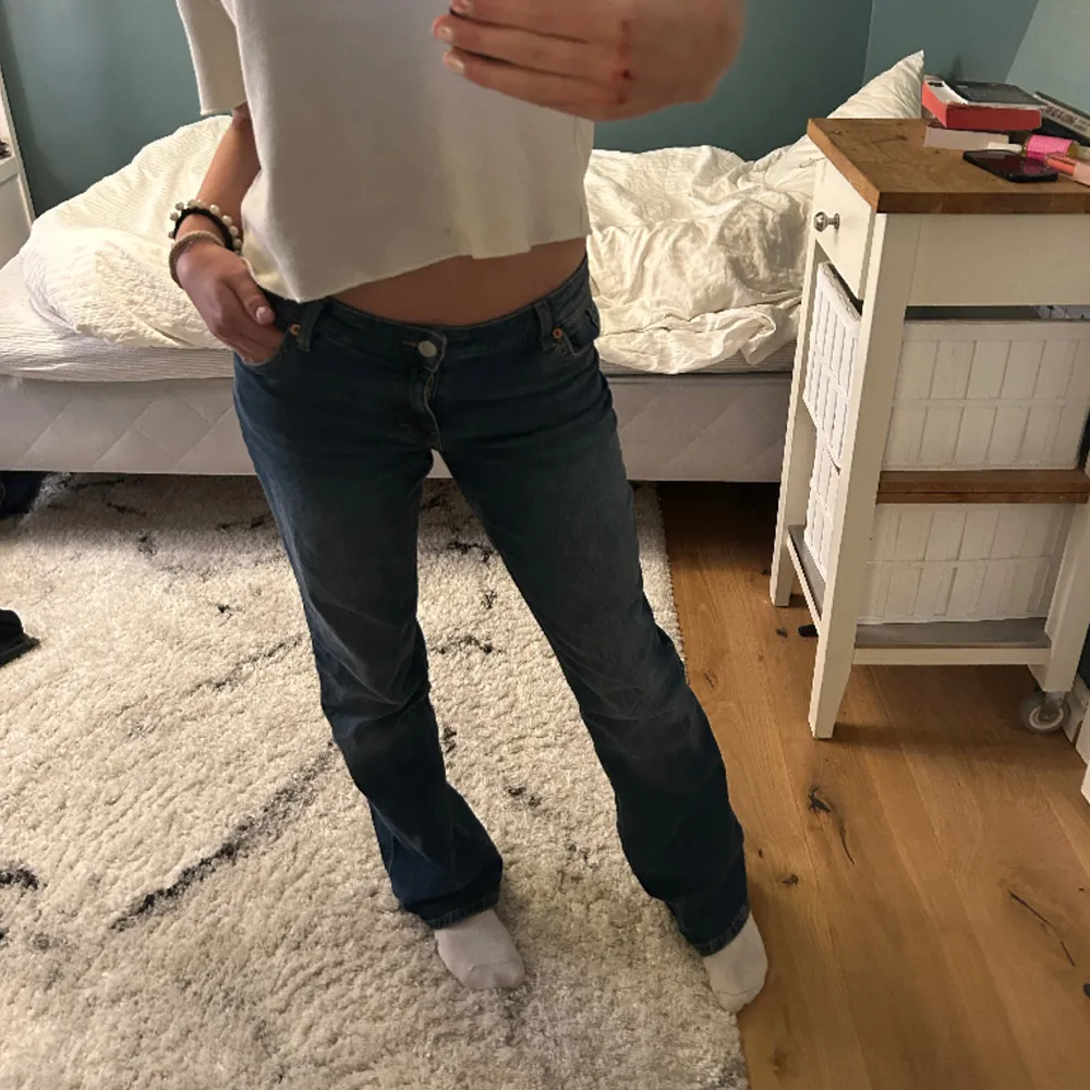 Fina lågmidjade bootcut jeans från monki i nyskick andvända fårtal gånger💞midjemått: 40 Innerbenslängd: 82. Jeans & Byxor.