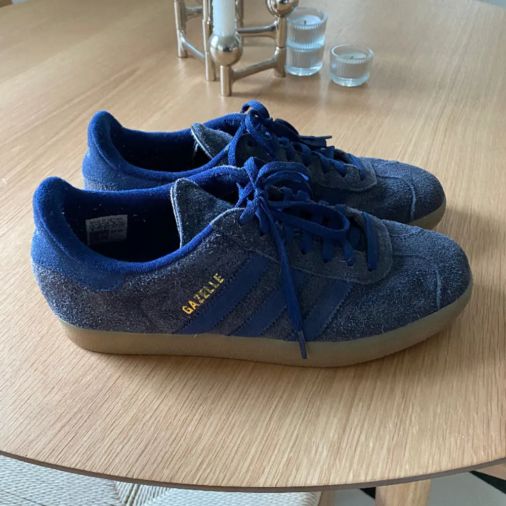 Skor från Adidas i storlek 41. Skor.