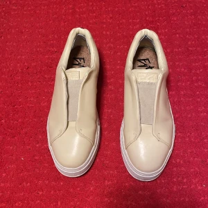 Eytys doja - Säljer mina eytys doja då dem inte kommer till användning. Skick 9/10, knappt använda. Storlek 42 men passar 43. Skriv om du är intresserad!