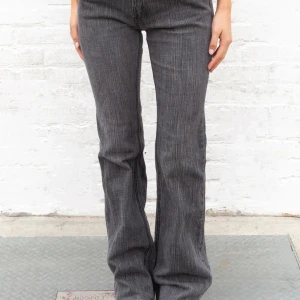 Brandy Melville Jeans - Säljer dessa lågmidjade jeans från brandy melville eftersom de inte kommer till använding!  Måtten på jeansen är 80cm i längd och 70cm i midjan❤️ Bilderna är från brandy melvilles hemsida