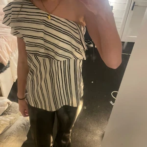 Volang one shoulder topp - Jätte fin randig One shoulder topp!❤️