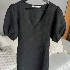 Superfin svart klänning från NAKD. Använd en gång och därmed i väldigt bra skick! Passar storlek 34-38!🖤