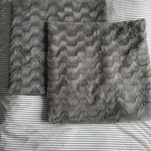 Kuddfodral - Kuddfodral fån Ikea. 50x50. De är i något pälsliknade material så väldigt gosiga och mjuka💕Går inte att köpa längre! Har inte använts💕 Man kan köpa 1 för 15 kr eller båda för 30 kr