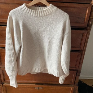 Vit stickad tröja  - Stickad tröja från nakd med fina detaljer på ärmarna💕 stl xs men passar s/m