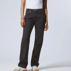 Svarta jeans - Ett par svarta jeans från weekday, dem är använda ett par gånger men väldigt fina. Finns inget fel med dem!