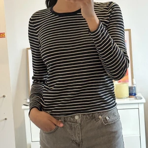 Randing tröja Zara❤️ - Säljer en blåvitrandig tröja från zara❤️ Fåtal gånger använd