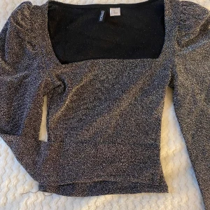 Glitter topp - Glitter topp ifrån h&m, aldrig använd. Tänkte ha den till nyår men hittade en annan topp 🤍 