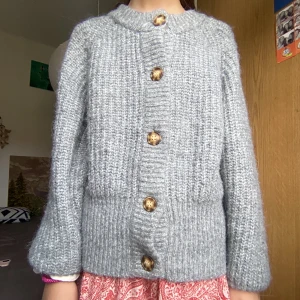 Zara kofta🎀🎀 - säljer denna uuuuurrrr snygga koftan från zara! Köptes förra året för 400 på hemsidan☺️ säljer den för 250 + frakt❤️❤️🎀 den sticks lite granna! Storlek L men passar mig perfekt som har xs-s i mina kläder 😇skriv om interesserad! 