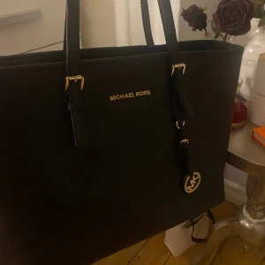 Michael Kors - Säljer denna fina väska ifrån Michael Kors, den kommer ej till användning längre och vill bli av med den därav priset. kan tänka mig gå ner i pris🖤