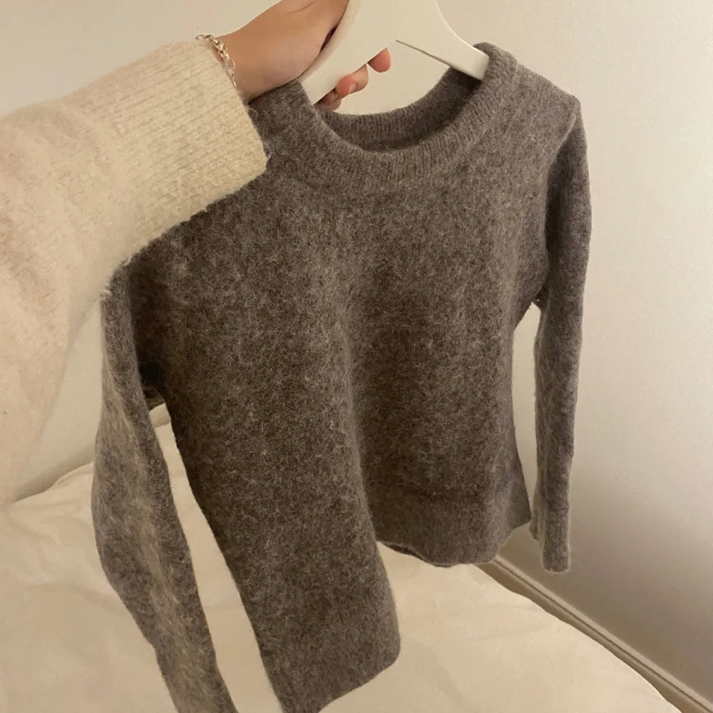 jättefin stickad tröja i ull & alpacka blandning, storlek L men krympt i tvätten till en s/xs. väldigt varm och skön!. Stickat.