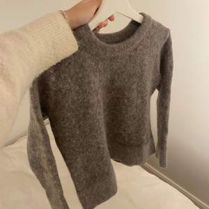 jättefin stickad tröja i ull & alpacka blandning, storlek L men krympt i tvätten till en s/xs. väldigt varm och skön!