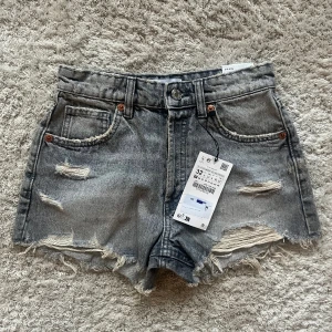 Zara shorts🪩 - Säljer dessa supersnygga zara shorts. Fick dessa i julklapp men satt inte som önskat, lappen är kvar. Har likadana i blå också. Kan sänka vid snabb affär. TRYCK INTE PÅ KÖP NU DIREKT, skriv till mig först🪩