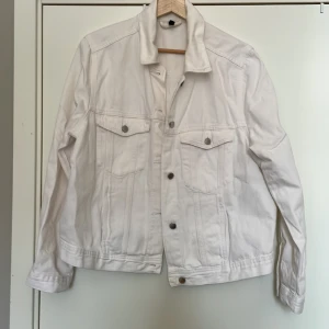 Vit jeansjacka - Vit jeansjacka från H&M. Sparsamt använd. 