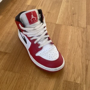 Jordans - Jordans Chicago Stl 36 Röda, vita och svarta. Bra skick