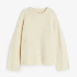 H&M Ull stickad tröja  - Säljer denna slutsålda tröjan från H&M. Nypris 700kr. Har använt den ca 2 gånger så den är som ny. Storlek XS men lite oversize i modellen. 
