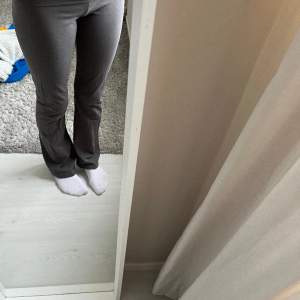 Yoga pants från Nelly, storlek xs💗Säljer då dem inte kommer till andvändning, ny skick! Den är i mörkare grå och sitter fint på någon som är S. 300kr nypris!