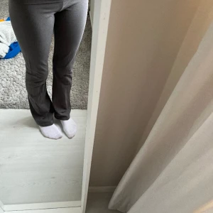 Yoga pants  - Yoga pants från Nelly, storlek xs💗Säljer då dem inte kommer till andvändning, ny skick! Den är i mörkare grå och sitter fint på någon som är S. 300kr nypris!