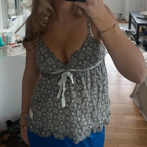 Odd molly topp - Säljer min nästan helt oanvända topp från Odd molly! Storlek 0 som passar mig som är S!