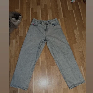 Polar Skate Co. Big Boy Jeans Light Blue L - Härliga baggy jeans I nyskick utan några slitage. Kolla size chart för passform. Nypris 1395kr.