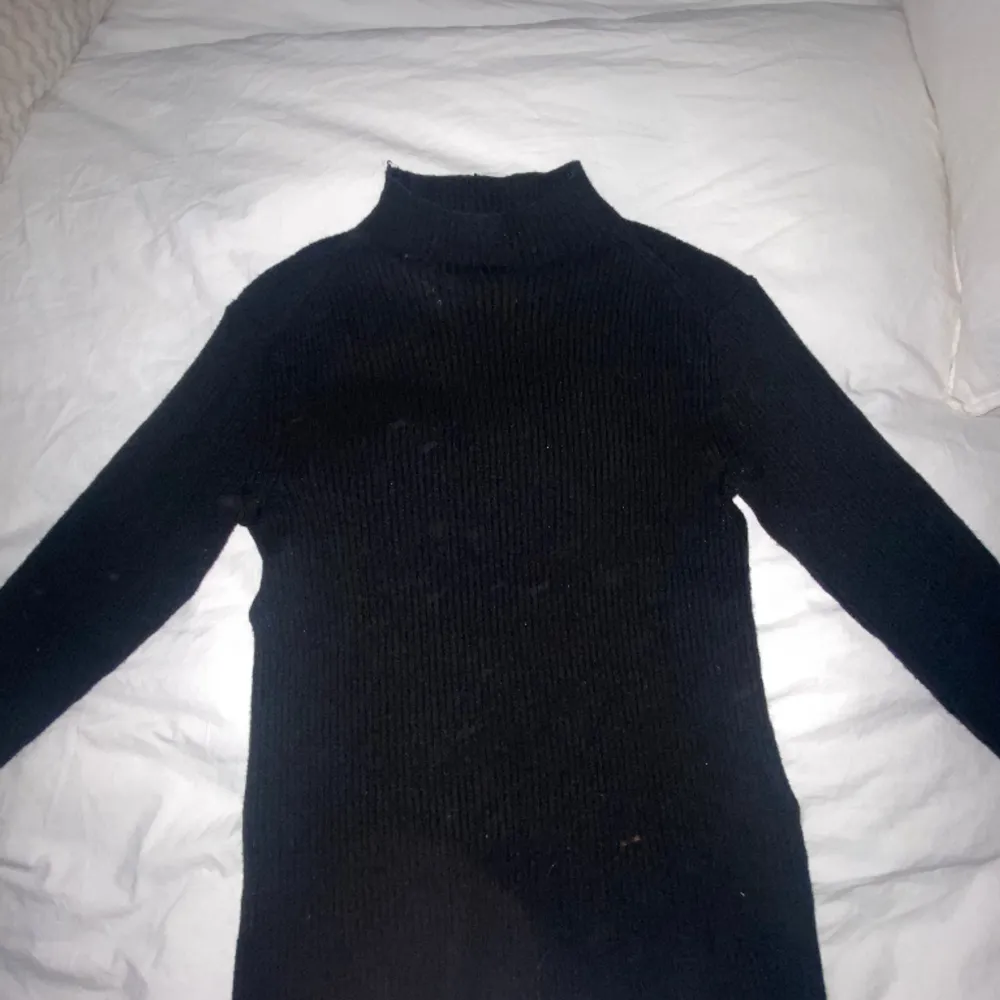 säljer min svarta tröja från h&m!💓 storlek M men skulle säga att den även passar folk me storlek xs💓. Tröjor & Koftor.