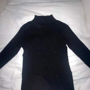 säljer min svarta tröja från h&m!💓 storlek M men skulle säga att den även passar folk me storlek xs💓