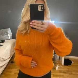 Stickad tröja  - En orange stickad tröja som är så fin men tyvärr aldrig blivit använd, storlek s, pris kan diskuteras vid snabb affär 💓