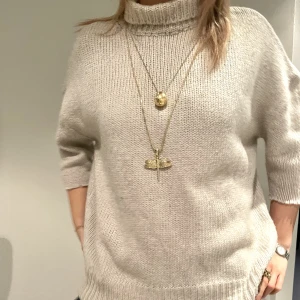 Stickad trekvarts tröja💋 - Säljer en super cool stickad tröja i trekvarts med krage🤩helt oanvänd och i bra skick. Säljer för 200kr💋💋vi har själv klippt ärmarna vilket kan vara att veta, skriv för närmare bilder på de! Frakt 58kr. ❗️FRI FRAKT GÄLLER EJ❗️