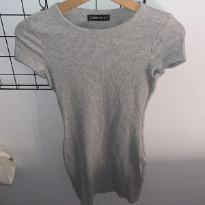 Grå klänning - Väldigt enkel och badic klänning som jag använt ett fåtal gånger💗